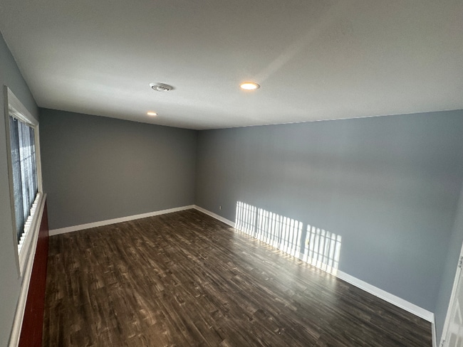 Building Photo - 951 Trenton Ln N