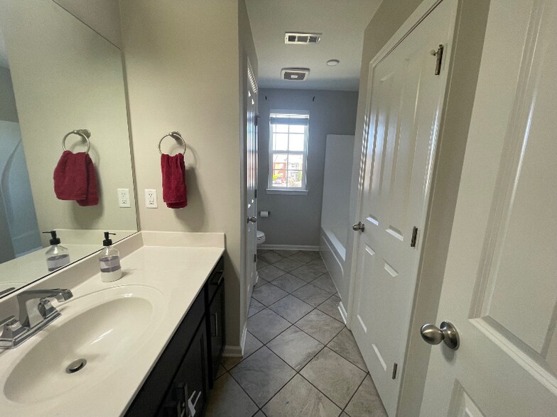 Building Photo - 421 Birr Dr
