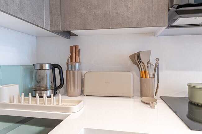 Building Photo - 625 Wilson Ave