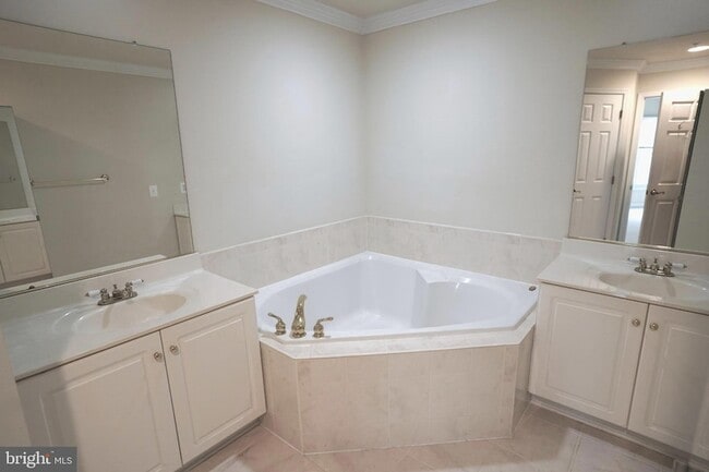 Building Photo - 1609 Leeds Castle Dr