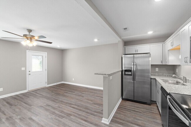 Building Photo - Two Bedroom with Garage on Exit 11!