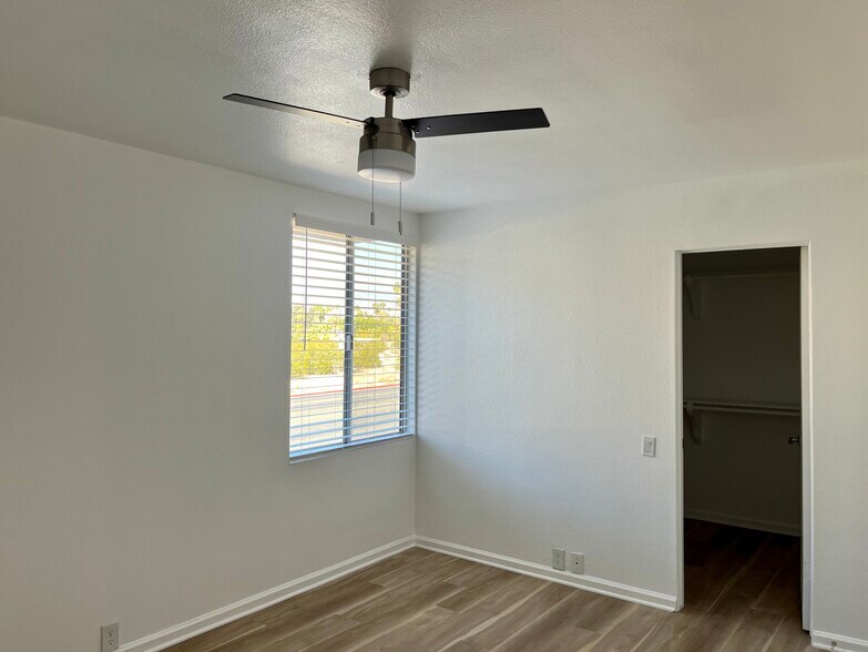 Building Photo - 400 N Sunrise Way