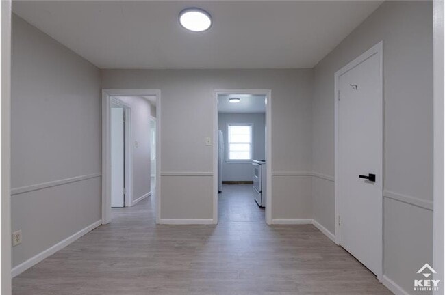 Building Photo - 209 S Custer Ave