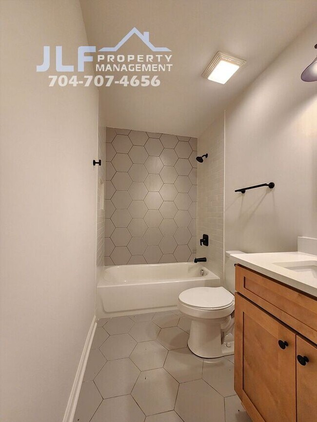 Building Photo - Freshly Updated 2/2 Duplex with Modern Fix...