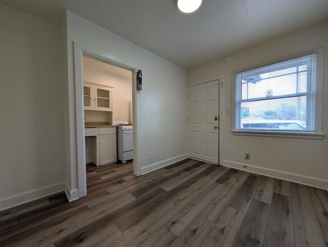 Building Photo - Nice 1 Bedroom, 1 Bath Apartment With Solid Surface Flooring