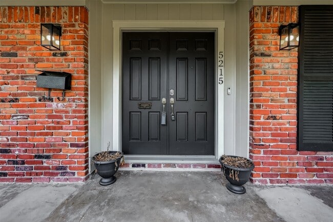 Building Photo - 5215 Stillbrooke Dr