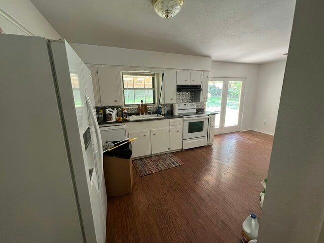 Building Photo - 749 Ave B