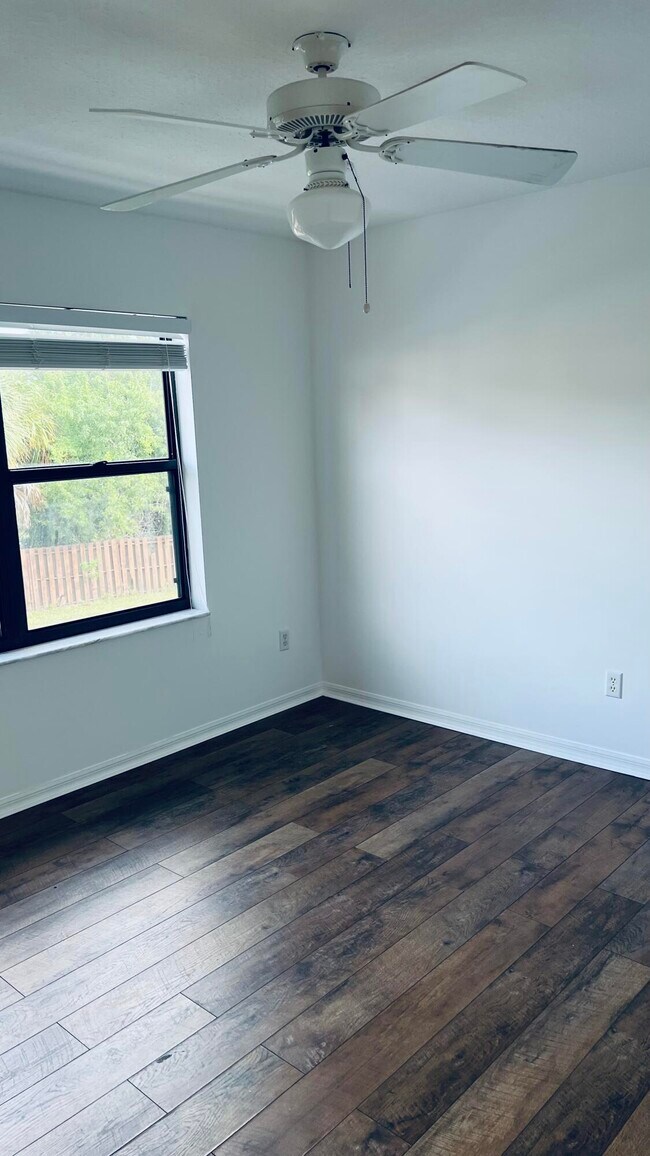 Building Photo - 2454 SE Garden Terrace