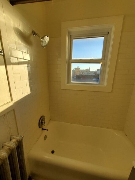 Building Photo - 614 6th St