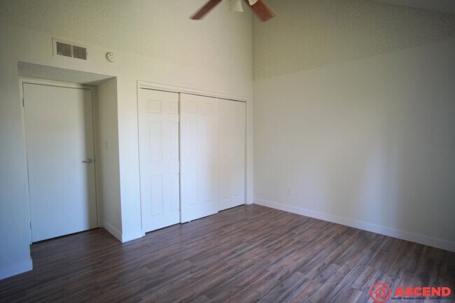 Building Photo - Cute Apartment Located in the Southwest!