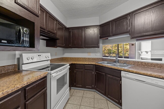 Building Photo - 2505 Stockbridge Dr