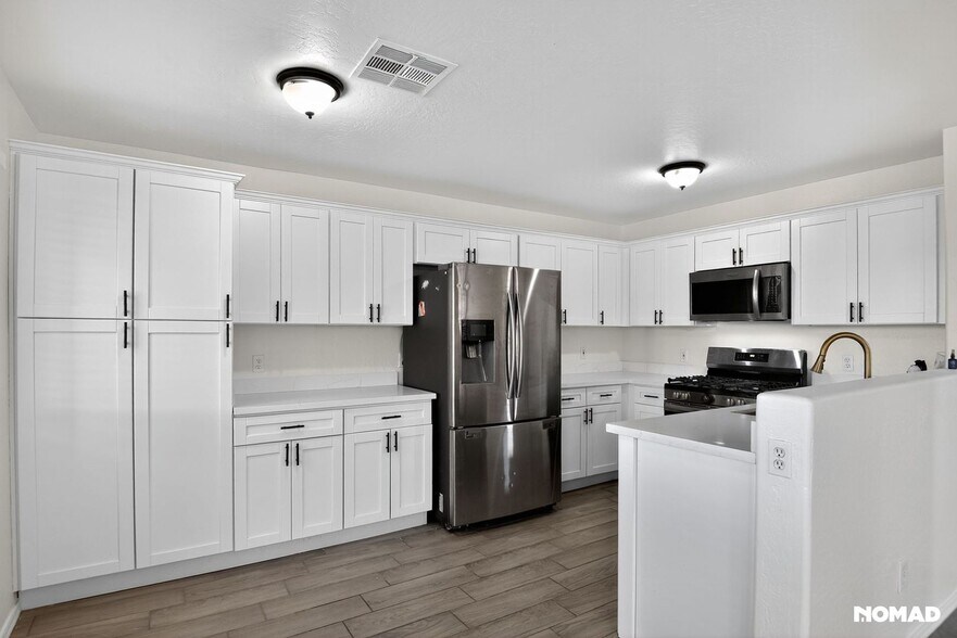 Building Photo - 7118 N 77th Dr