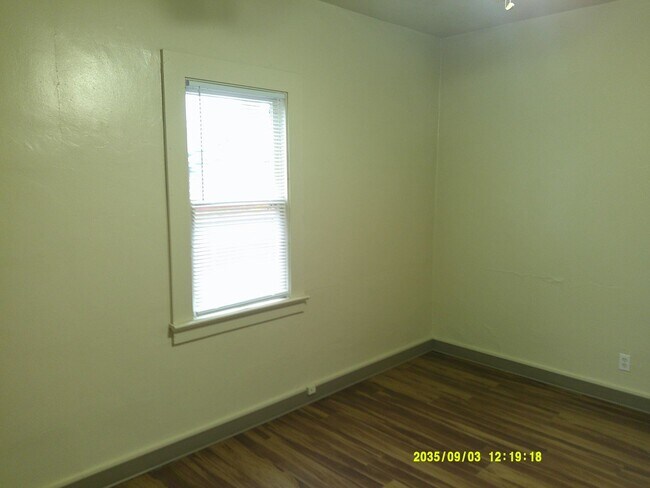 Building Photo - 140-14