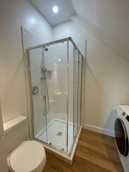 Full bathroom - 19 Haskell St