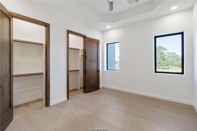 Building Photo - 4558 Hicks Ln