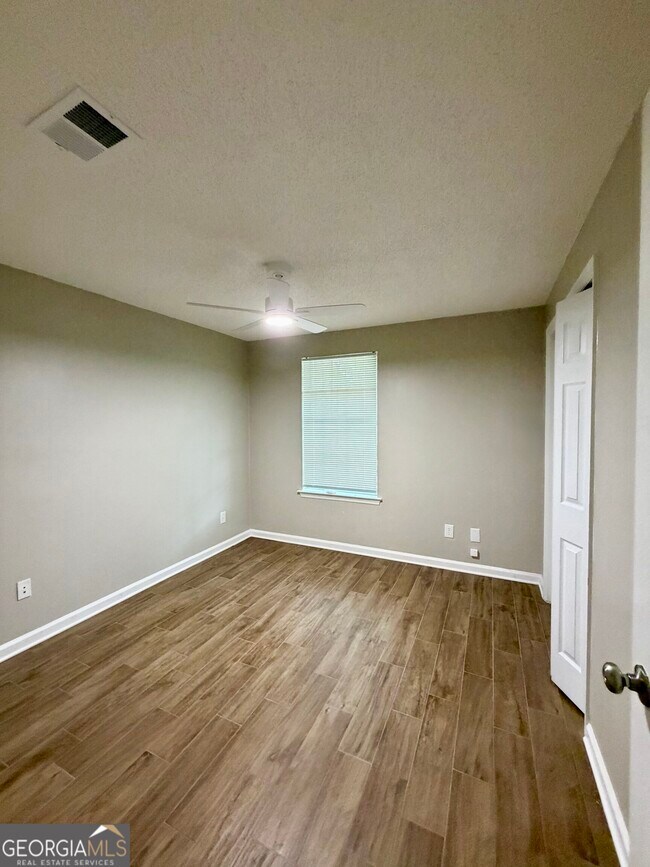 Building Photo - 440 Admiral's Walk Dr