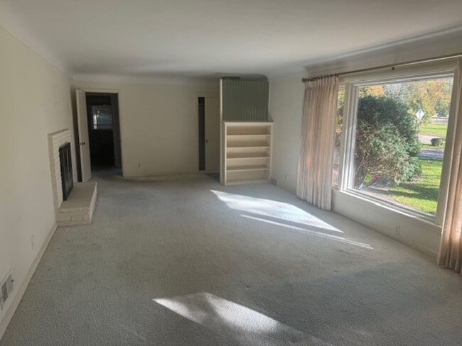 Building Photo - Amazing Home Next to Interlachen Golf Cour...