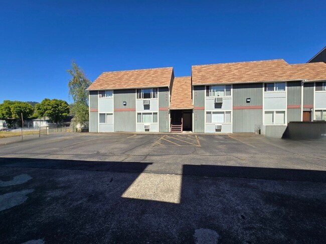 Building Photo - 2469 NE Kerr St