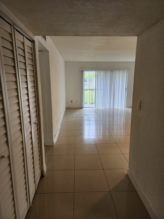 Building Photo - 15201 NE 6th Ave