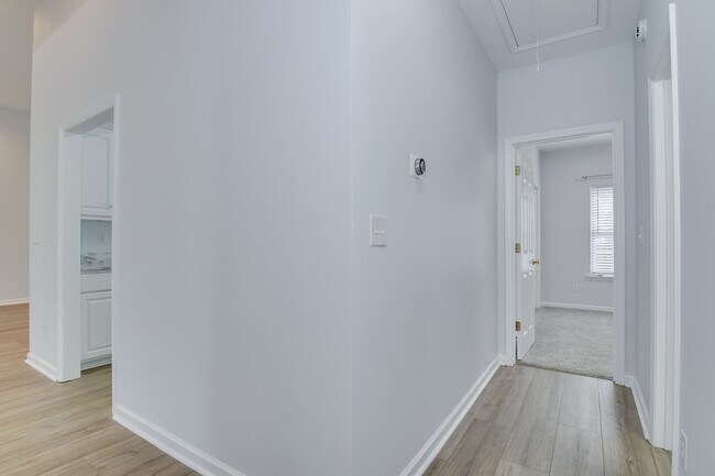 Building Photo - 4 Bedroom 2 Bath in Evans