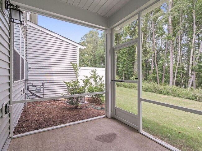 Building Photo - 3BR Like-New Townhome – GREAT PRICE - Community Pool/Playground