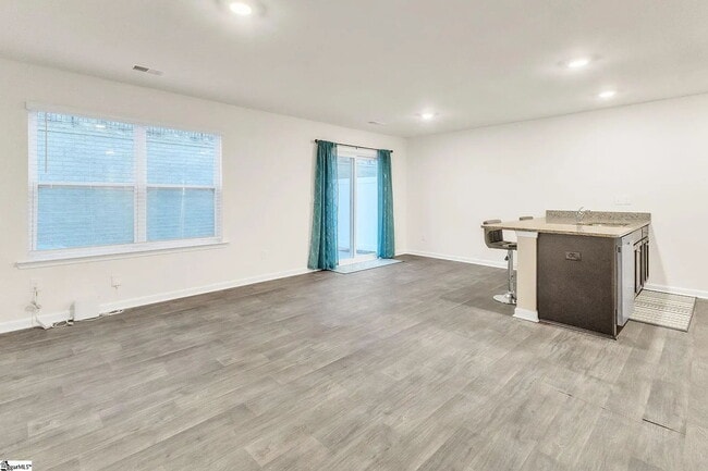 Building Photo - 3 bed, 2.5 bathroom Townhouse