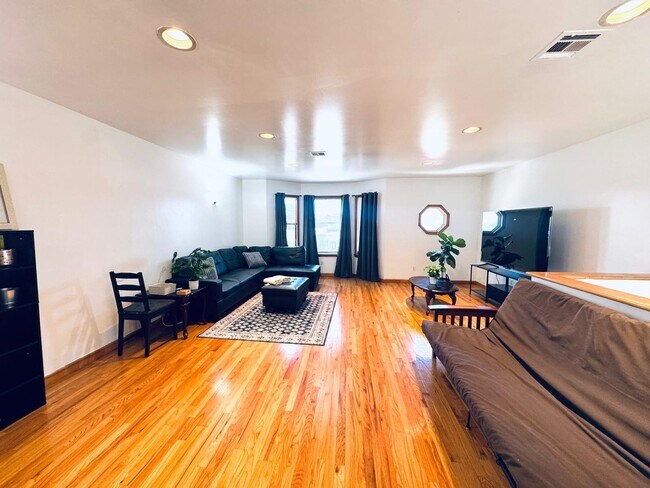 Building Photo - 162 W 53rd St