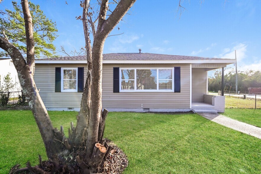 Building Photo - 119 Astor St