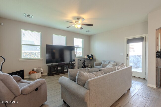 Building Photo - 305 Del Palmar
