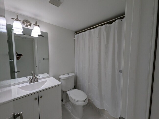 Building Photo - 21915 Lake Forest Cir