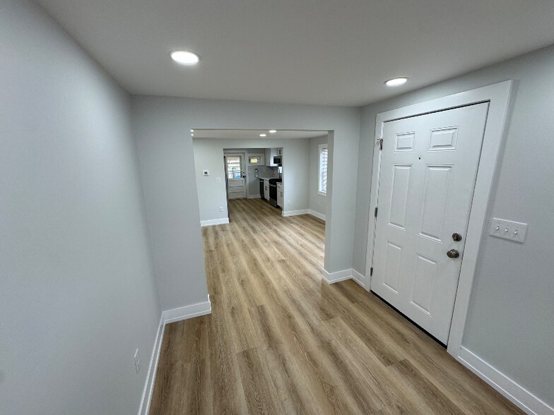 Building Photo - 413 State St