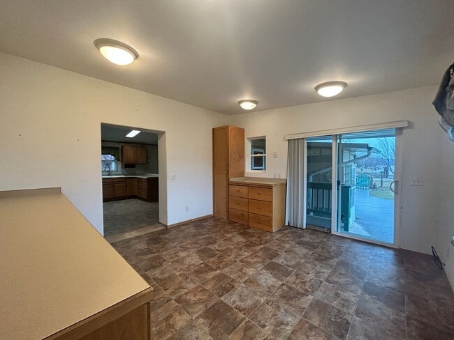 Building Photo - 3 Bed / 2 Bath  on One Acre – Garage Included