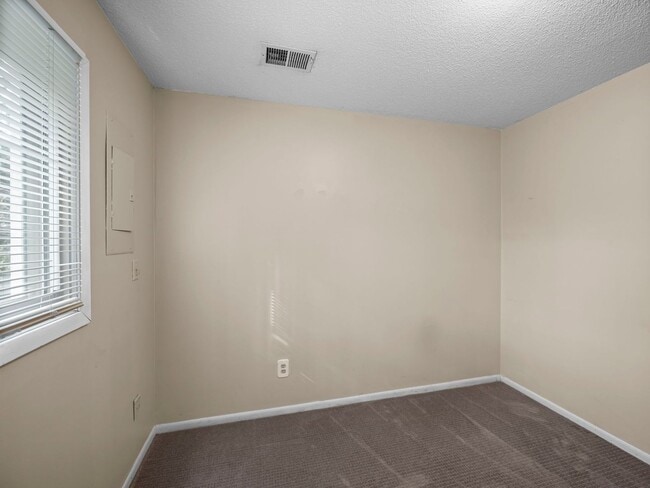 Building Photo - 3 Bedroom Golden Valley Home