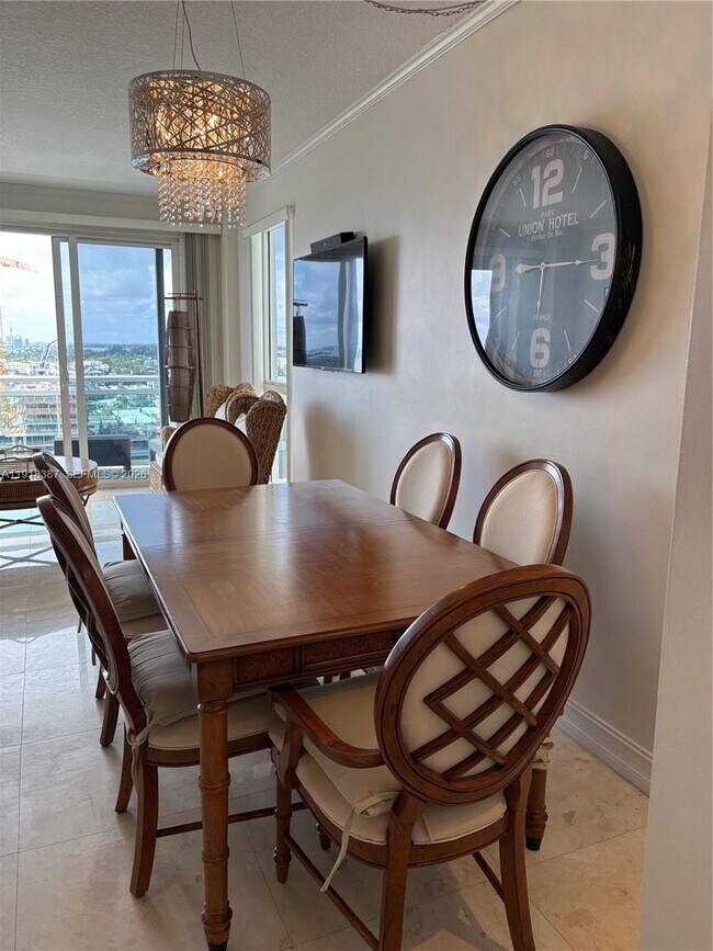 Building Photo - 6917 Collins Ave