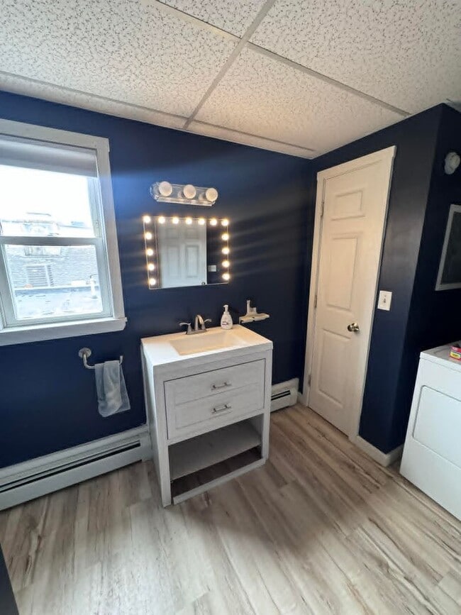 Building Photo - Apartment in Downtown Lisbon Falls