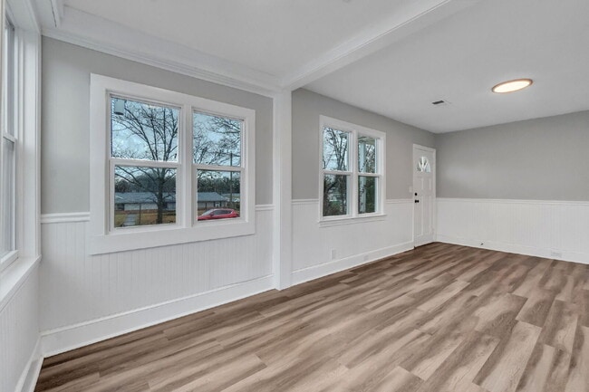 Building Photo - Stylish 2-Bedroom, 1-Bath Home with Contemporary Finishes ($1200/mo rent***)