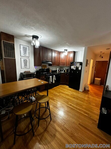 Building Photo - 145 Endicott St