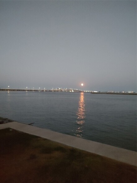 Building Photo - 500 Tiki Dr