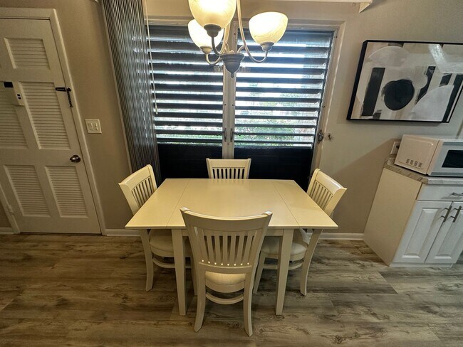 Building Photo - Furnished 2 Bedroom Condo-AVAILABLE NOW-Po...