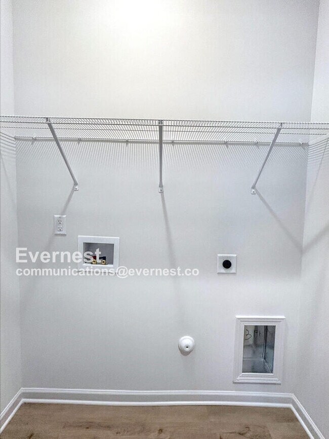 Building Photo - 409 S Davis St