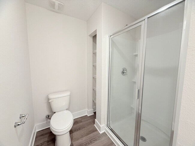 Building Photo - Stunning Townhome – Prime Pensacola Location