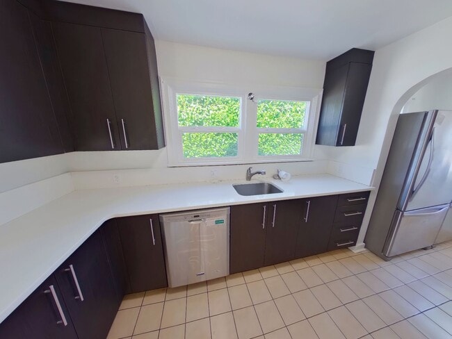 Building Photo - Large 3 Story Remodeled Home