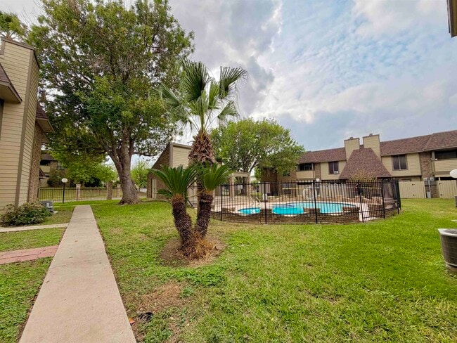 Building Photo - 200 Martingale