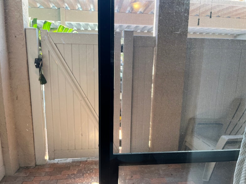 Screen Porch located off master - 6150 Gulfport Blvd S