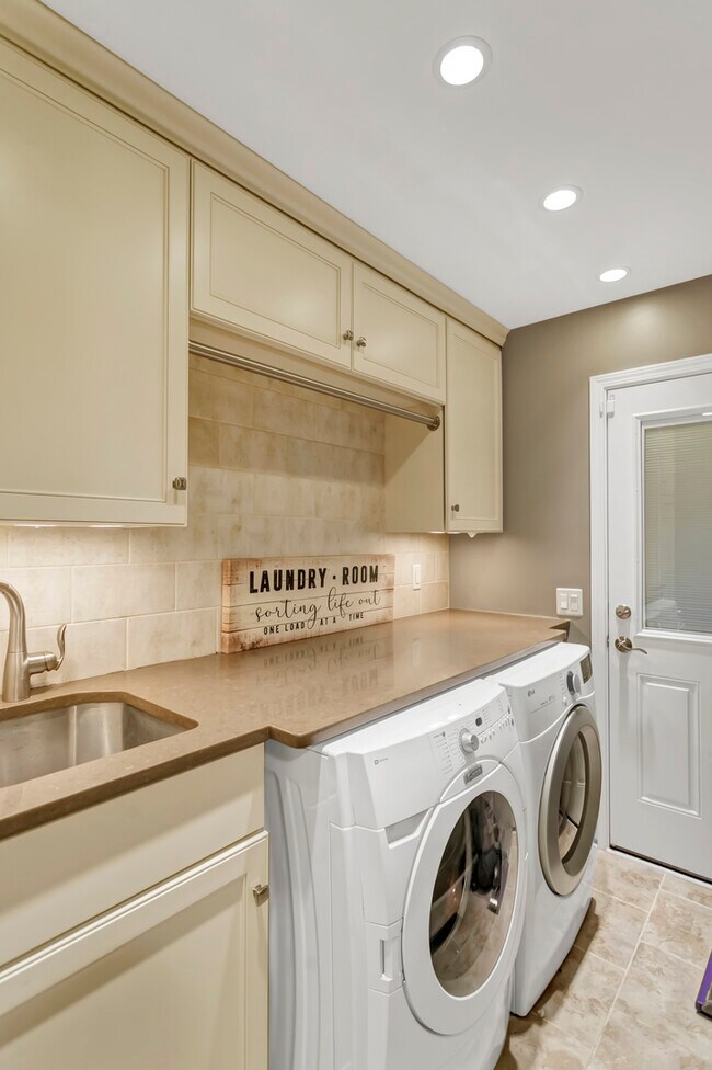 Building Photo - 985 Chapel Ct N