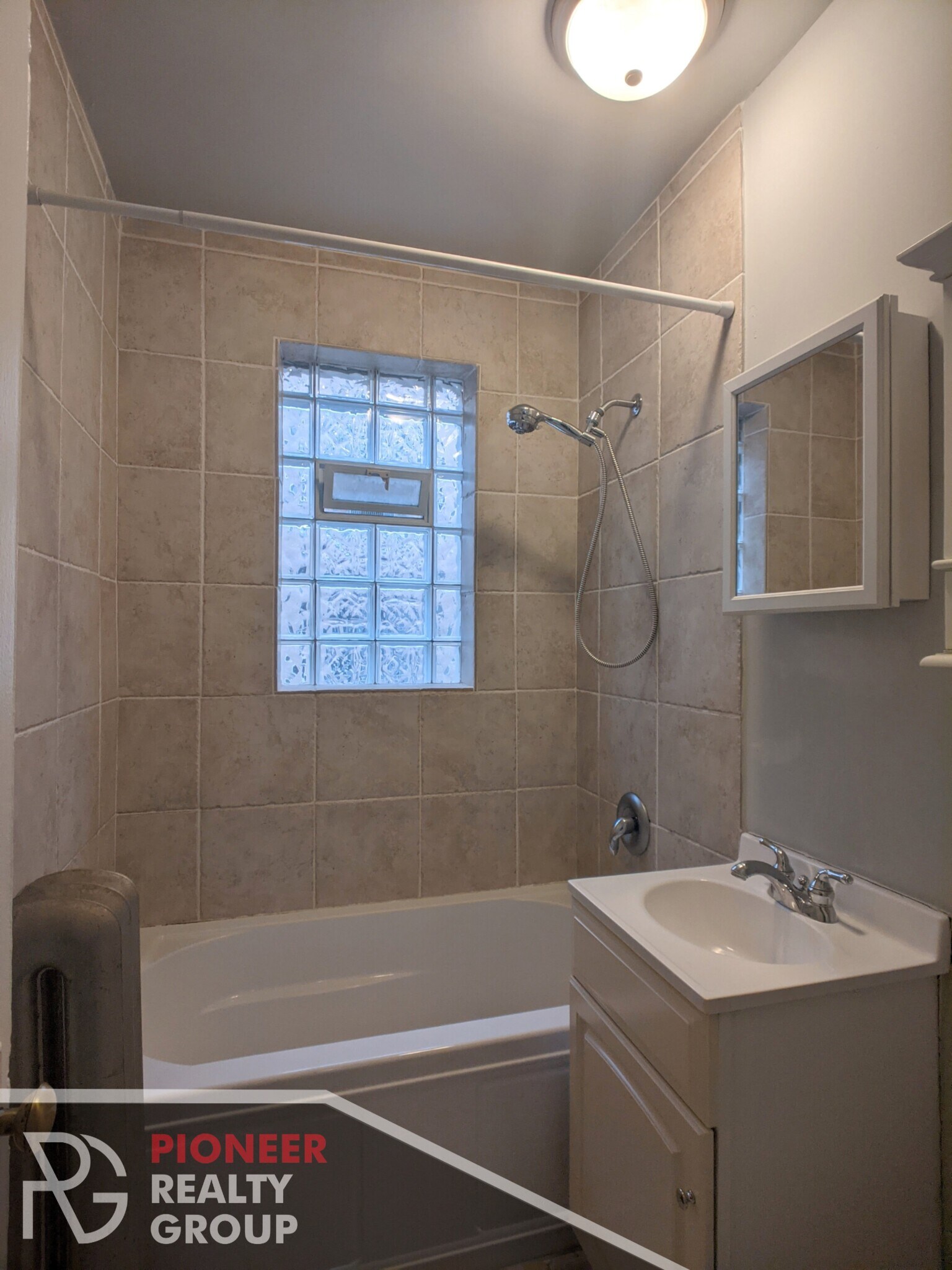 Building Photo - 546 W Surf St