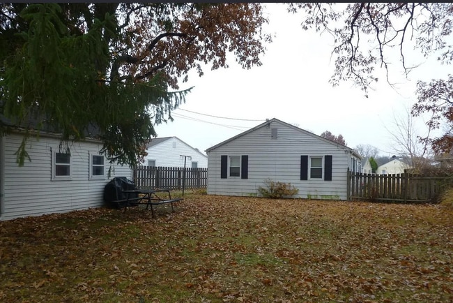 Building Photo - Cozy 3-Bedroom Home with Car Garage in Moline!
