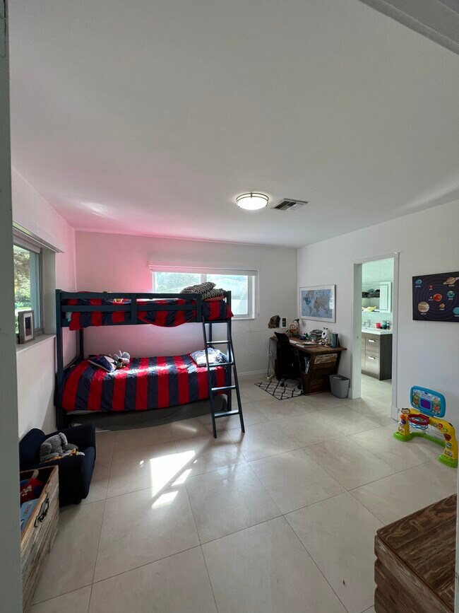 Building Photo - 9840 SW 69th Ave