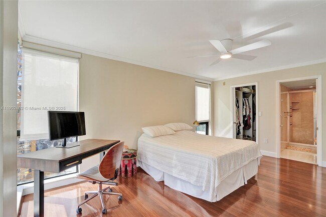 Building Photo - 9800 W Bay Harbor Dr