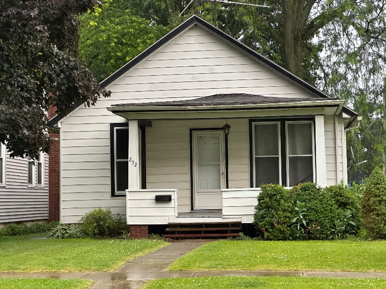 Primary Photo - 252 S Oak St